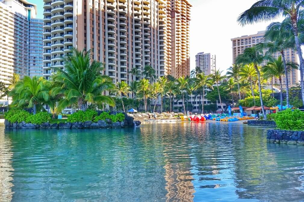 Things to do in Honolulu Hawaii, Oahu with kids, for families. Best places to stay in Honolulu beach hotels and resorts: hilton hawaiian village resort for families and kids. hawaii travel blog