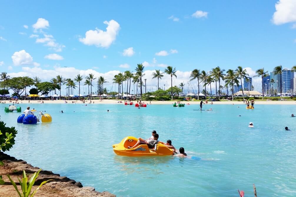 Things to do in Honolulu Hawaii, Oahu with kids, for families. Best places to stay in Honolulu beach hotels and resorts: hilton hawaiian village resort for families and kids. hawaii travel blog