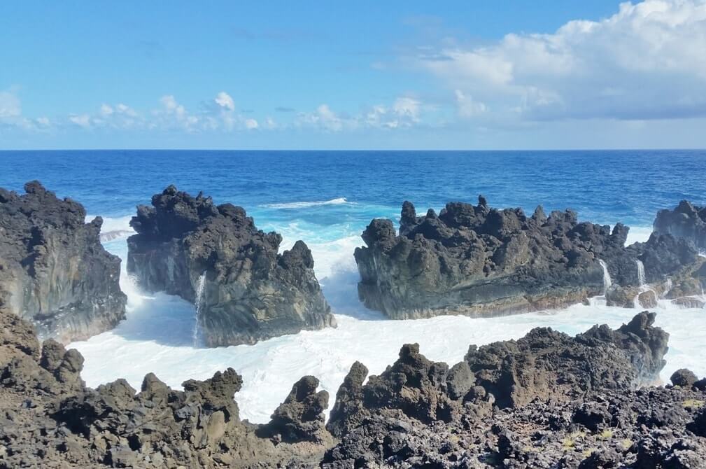 Best things to do in Waianapanapa State Park: Hike the Waianapanapa Coastal Trail, Piilani Trail from Maui black sand beach, Honokalani Beach, Pailoa Bay. Best Maui state park. Best road to hana stops. Maui hawaii travel blog