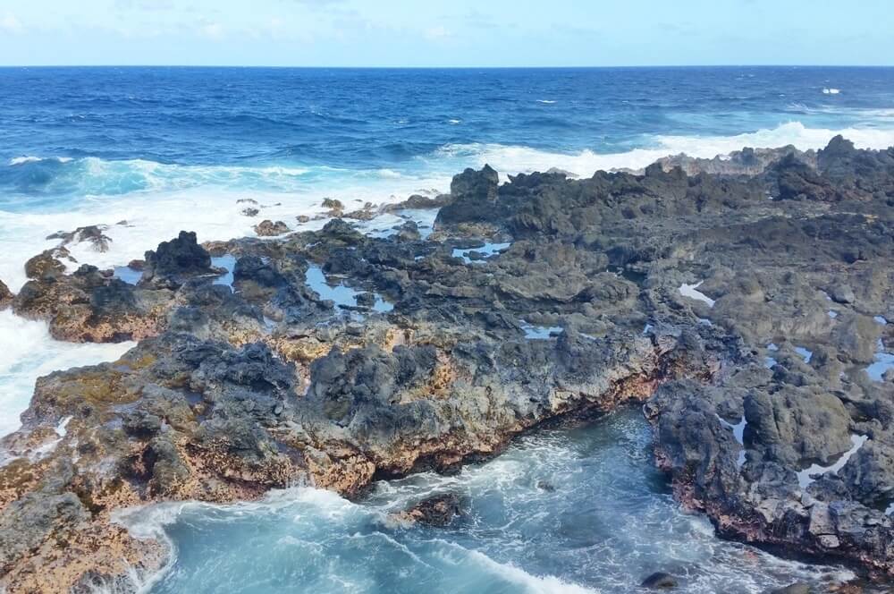 Best things to do in Waianapanapa State Park: Hike the Waianapanapa Coastal Trail, Piilani Trail from Maui black sand beach, Honokalani Beach, Pailoa Bay. Best Maui state park. Best road to hana stops. Maui hawaii travel blog