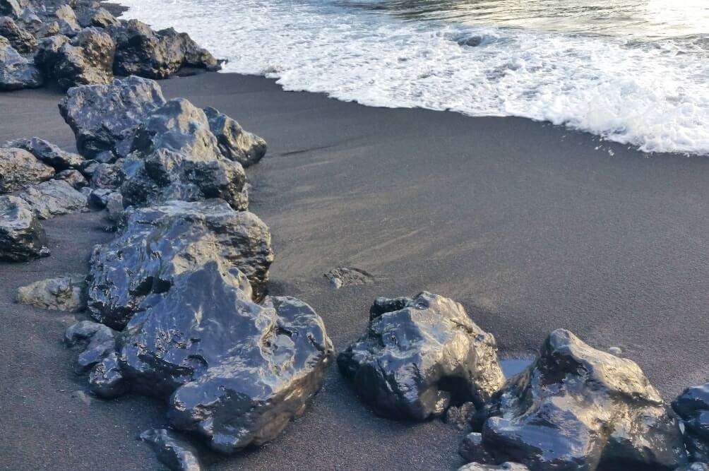 Best things to do in Waianapanapa State Park: See the best Maui black sand beach, Honokalani Beach, Pailoa Bay. Best Maui state park. Best road to hana stops. Maui hawaii travel blog