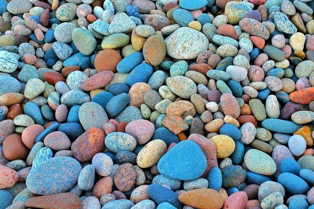 Crisp Point: Best Lake Superior beaches for agate stones, rock hunting, look for colorful rocks. Upper Peninsula beaches, near Crisp Point lighthouse. Best Michigan beaches. UP michigan travel blog