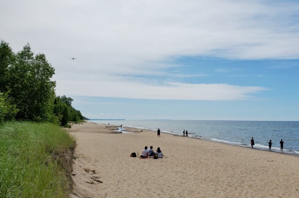 Things to do in Pictured Rocks National Lakeshore park: lake superior overlook beach. UP Michigan travel blog