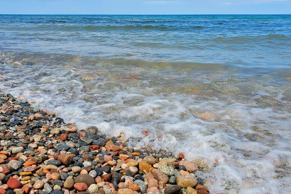 Things to do in Pictured Rocks National Lakeshore park: Sable beach, hiking trail. where to find colorful agate rocks in Pictured Rocks, in Upper peninsula. UP Michigan travel blog