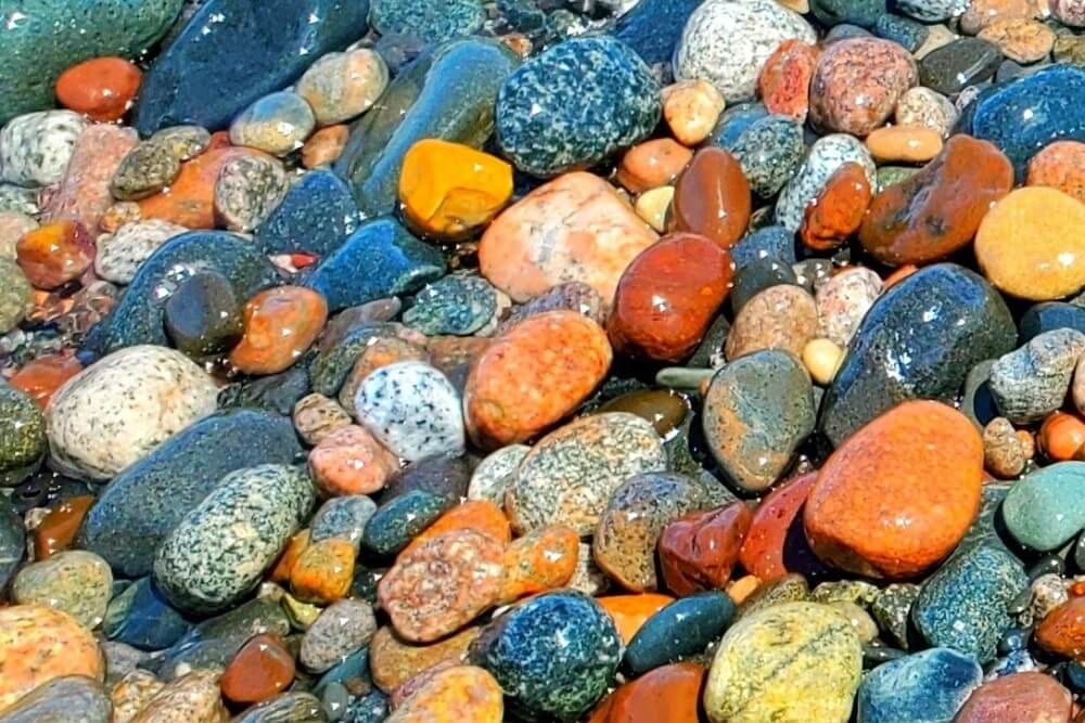 Things to do in Pictured Rocks National Lakeshore park: Sable beach, hiking trail. where to find colorful agate rocks in Pictured Rocks, in Upper peninsula. UP Michigan travel blog