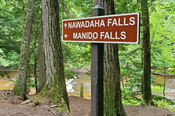 Hiking the Presque Isle river trail to see nawadaha falls and manido falls: porcupine mountains waterfalls loop trail. where to see waterfalls along presque isle river. western up waterfalls. upper peninsula, michigan travel blog
