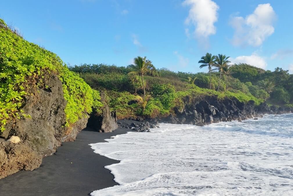 Waianapanapa State Park: getting to the best Maui black sand beach, Honokalani Beach, Pailoa Bay. Maui hawaii travel blog