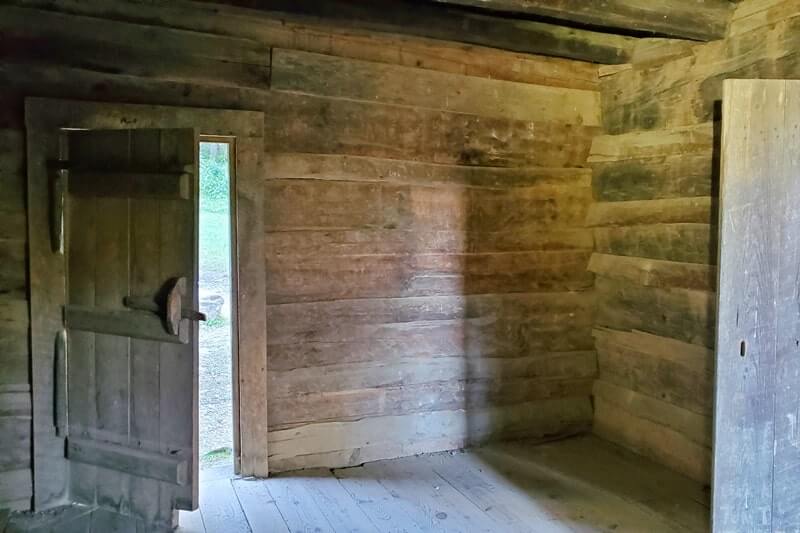 Inside John oliver cabin: visiting historic cabin in cades cove, smoky mountains national park, world heritage site. smoky mountains travel blog