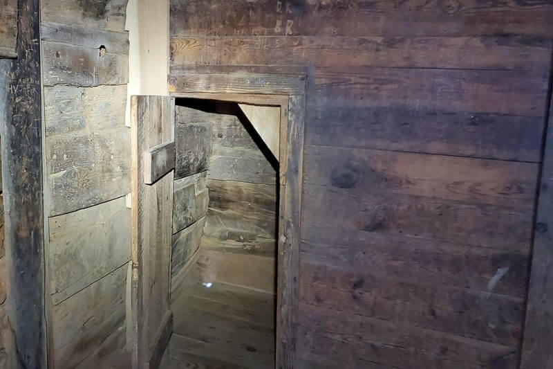 Inside John oliver cabin: visiting historic cabin in cades cove, smoky mountains national park, world heritage site. smoky mountains travel blog