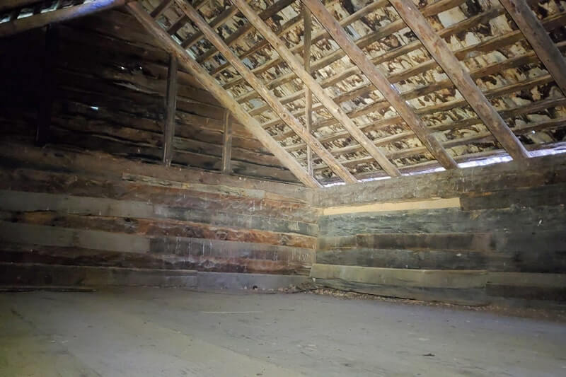 Inside John oliver cabin: visiting historic cabin in cades cove, smoky mountains national park, world heritage site. smoky mountains travel blog