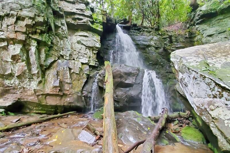 Things to do in Great Smoky Mountains National Park. hiking trail, waterfalls in gatlinburg tennessee. baskins creek falls. tn smokies travel blog