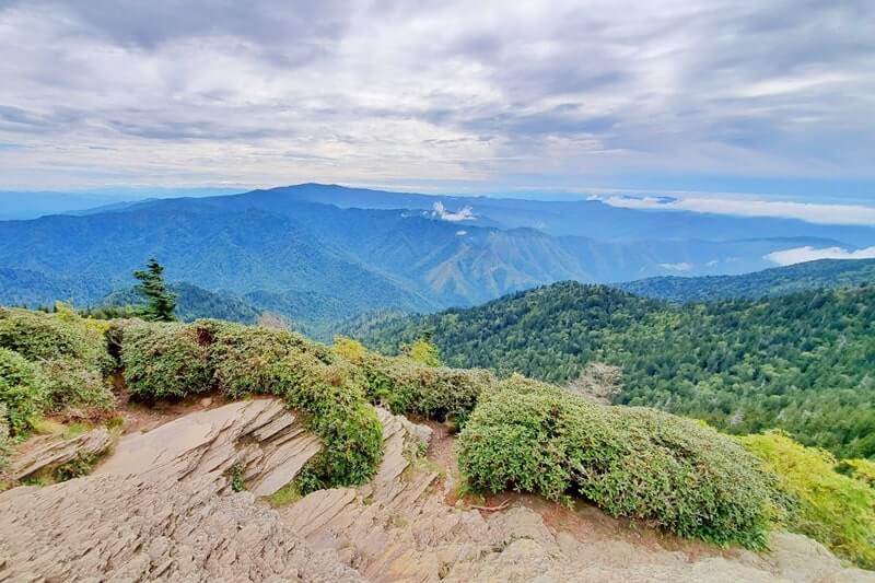Things to do in Great Smoky Mountains National Park. hiking trail in tennessee. cliff tops, mt leconte summit hike. tn smokies travel blog