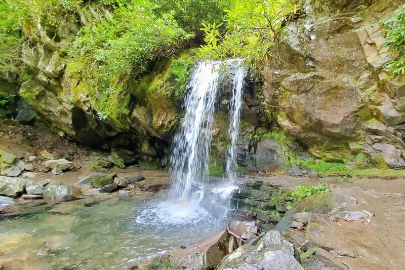 Things to do in Great Smoky Mountains National Park. hiking trail, waterfalls in gatlinburg tennessee. grotto falls. tn smokies travel blog