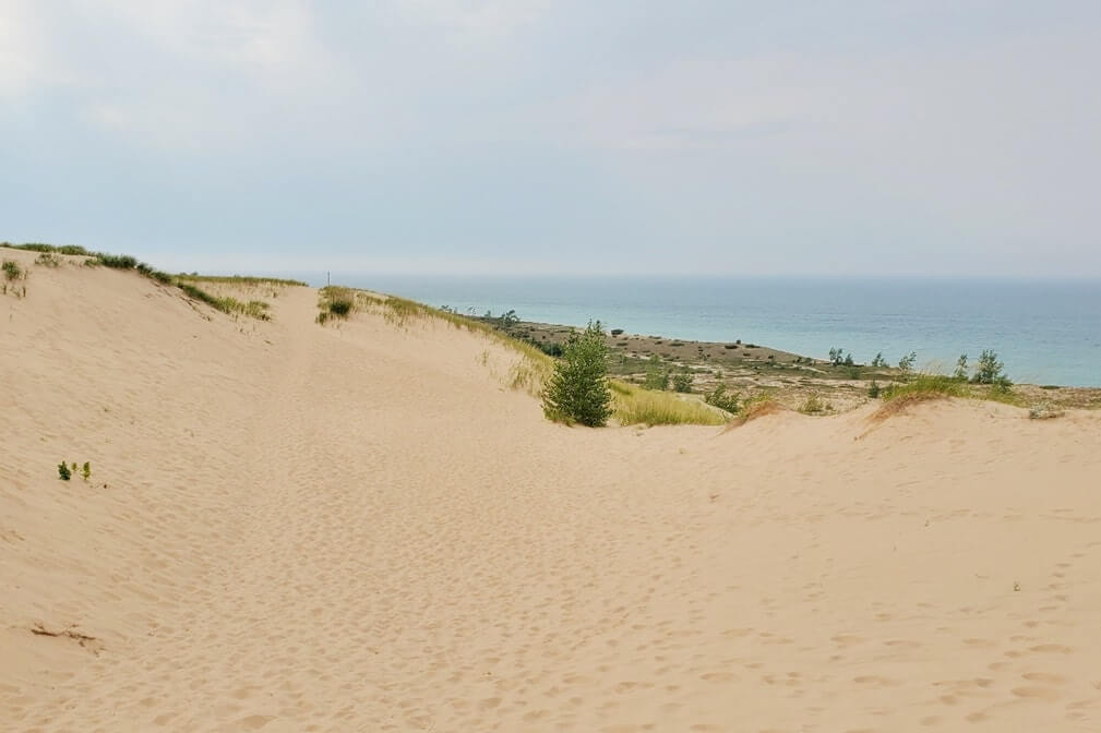 How to get to Sleeping Bear Point beach, hike the dune loop trail to Lake Michigan beach. northern michigan travel blog