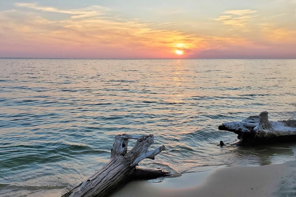 where to go for Muskegon State Park sunset spot, Lake Michigan beach sunset near Lake Michigan campground. michigan travel blog
