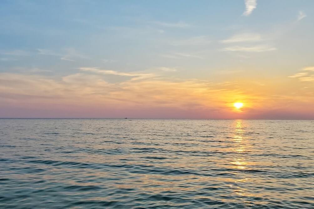 long summer days in Muskegon State Park. muskegon sunset spot, Lake Michigan beach sunset near Lake Michigan campground. michigan travel blog