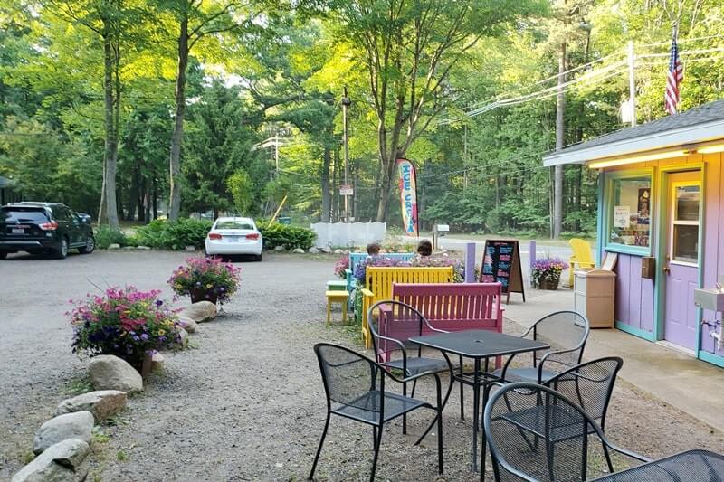 ruth ann's outdoor seating. Muskegon ice cream shop near Muskegon State Park campground. outdoor dining food places in muskegon mi. michigan travel blog