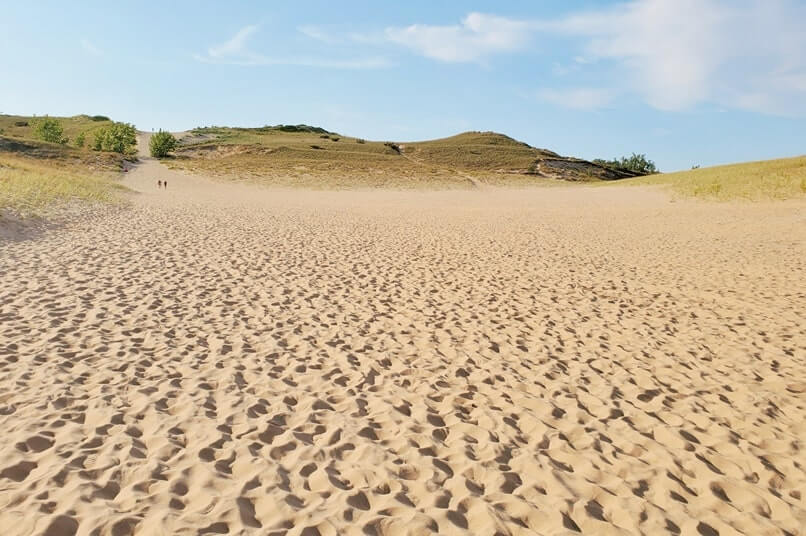 Michigan sand dunes. Things to do in Sleeping Bear Dunes: Dunes Trail from dune climb. michigan travel blog