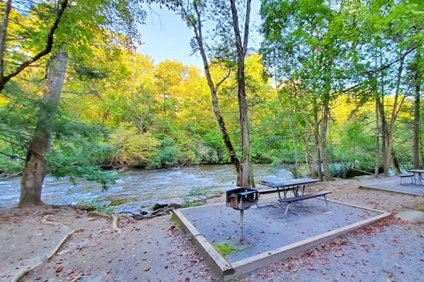 Little River Road picnic area in the Smoky Mountains: metcalf bottoms picnic area along the river. smokies travel blog