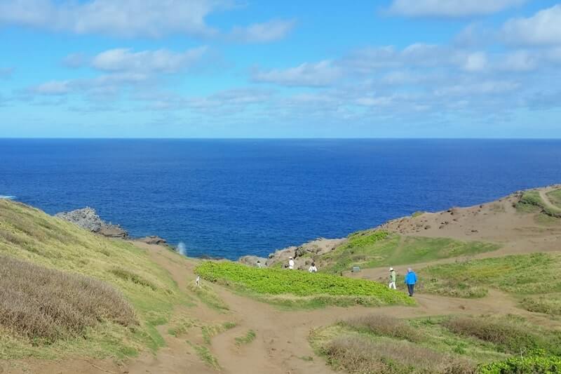 Getting to trailhead from Nakalele Blowhole parking to hike the trail to blowhole. maui hawaii travel blog