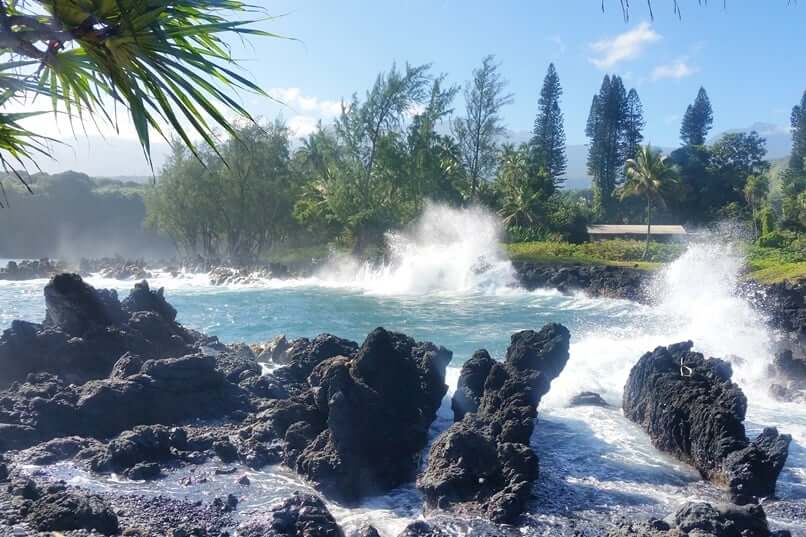 dangers of Keanae Lookout viewpoint. Keanae Point waves. maui hawaii travel blog