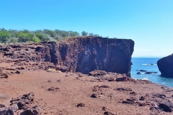 Sweetheart Rock Overlook Trail. Puu pehe overlook trail to sharks bay. lanai hawaii travel blog