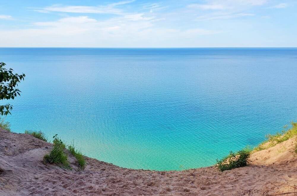 Pictured Rocks hiking from log slide dunes overlook trail, grand sable dunes. north country trail, hike to log slide sand dunes. Lake Superior michigan hiking trails, Pictured Rocks National Lakeshore. upper peninsula michigan travel blog