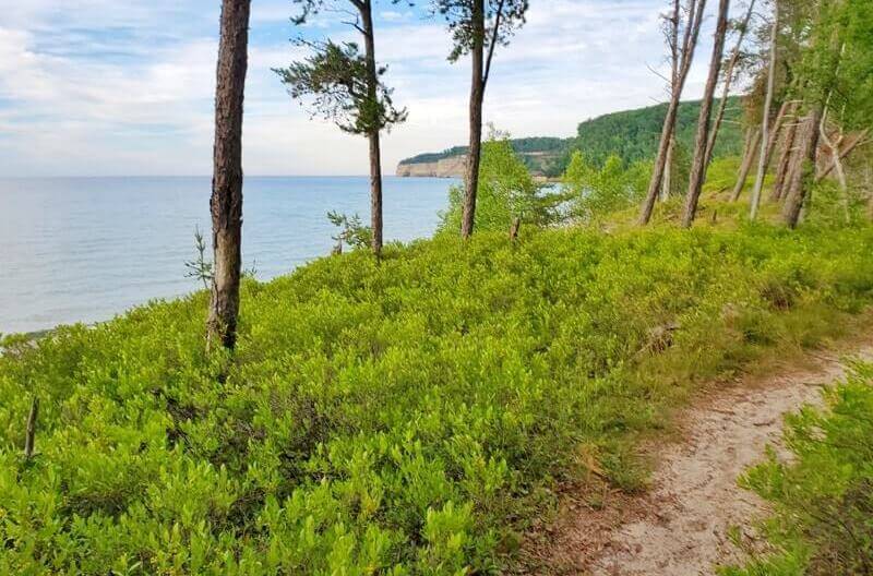 Pictured Rocks hiking from miners castle point overlook trail. north country trail, hike to miners beach. Lake Superior michigan hiking trails, Pictured Rocks National Lakeshore. upper peninsula michigan travel blog