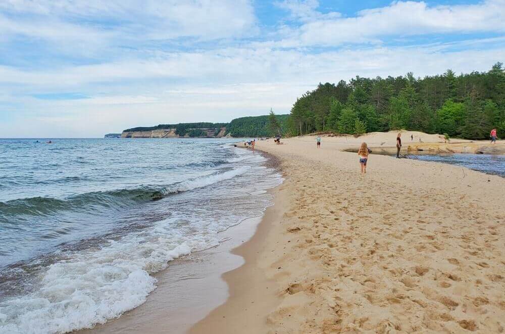 Pictured Rocks hiking to miners beach from miners castle point overlook trail. hike to miners beach. Lake Superior michigan hiking trails, Pictured Rocks National Lakeshore. upper peninsula michigan travel blog