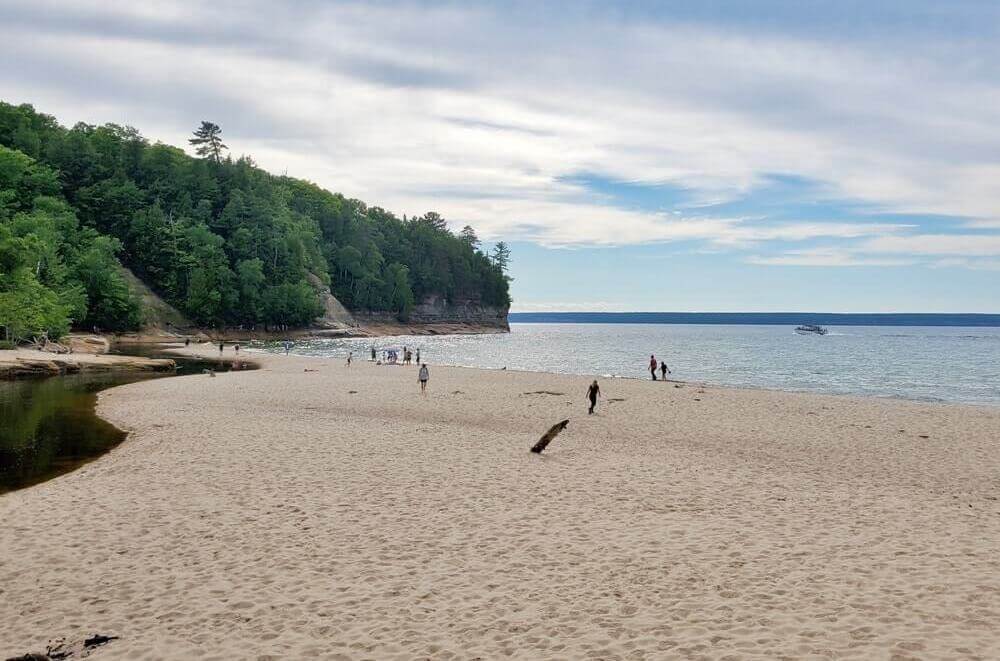 Pictured Rocks hiking to miners beach from miners castle point overlook trail. hike to miners beach. Lake Superior michigan hiking trails, Pictured Rocks National Lakeshore. upper peninsula michigan travel blog