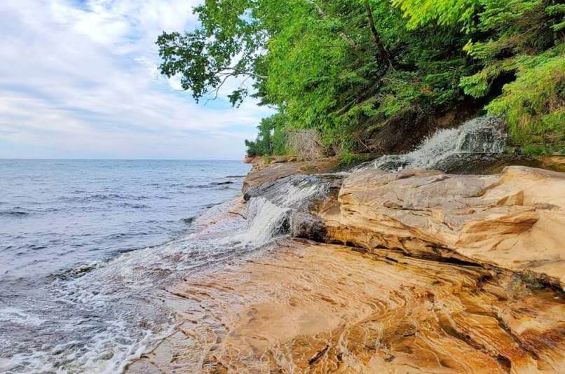Pictured Rocks hiking from miners castle point overlook trail to miners beach. north country trail, hike to miners beach falls, elliott falls. Lake Superior michigan hiking trails, Pictured Rocks National Lakeshore. upper peninsula michigan travel blog