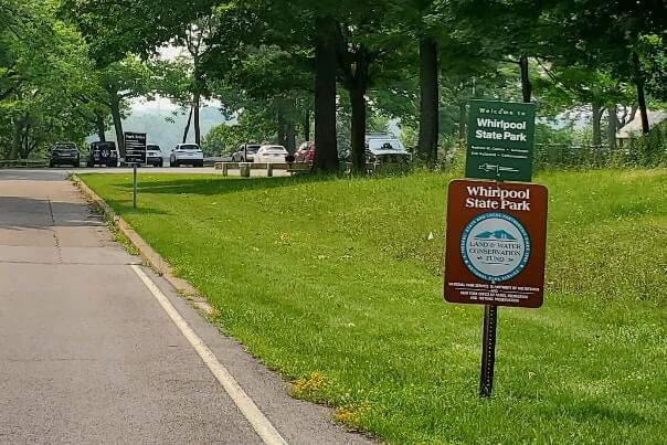 Niagara Falls to Whirlpool scenic overlook. getting to whirlpool state park. new york travel blog