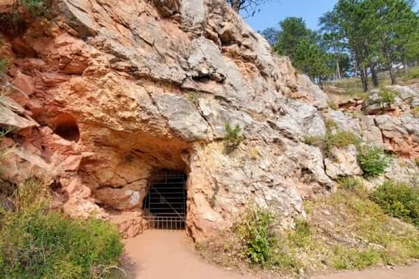 How to see Jewel Cave entrance. Hiking the Canyons Trail to natural entrance of Jewel Cave. south dakota travel blog