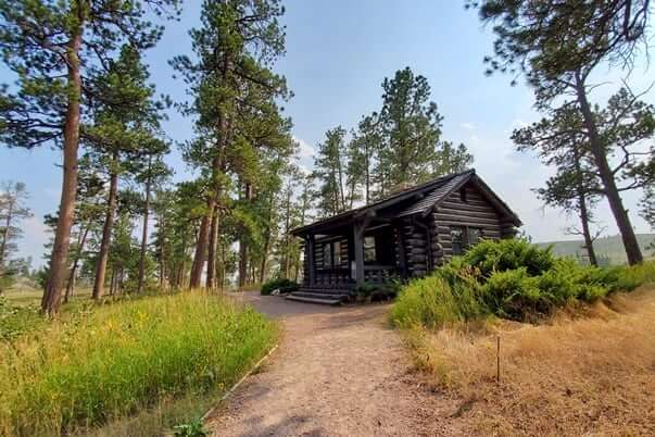 Strating the hike in Historic Area to go to jewel cave natural entrance. canyons trailhead historic area. south dakota travel blog