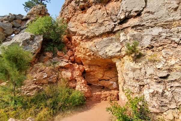How to see Jewel Cave entrance. Hiking the Canyons Trail to natural entrance of Jewel Cave. south dakota travel blog