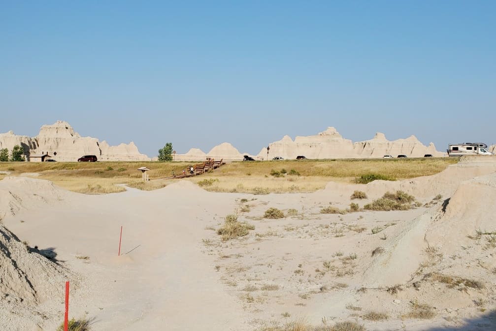 hiking castle trail parking. badlands national park hiking. where to start hiking castle trail. possible to hike to medicine root loop trail. south dakota travel blog