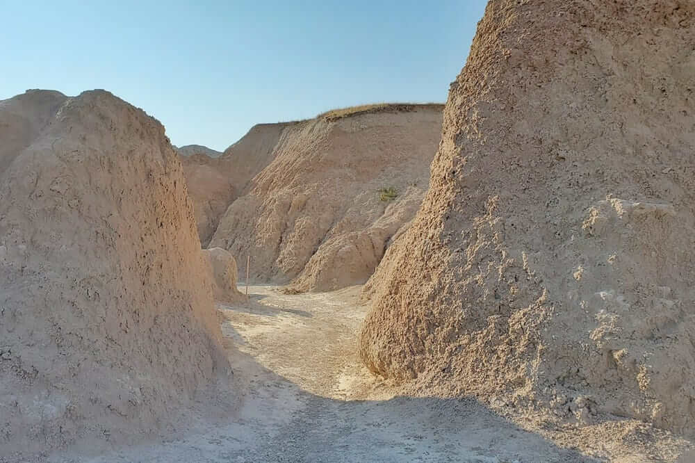 hiking castle trail. badlands national park hiking. where to start hiking castle trail. hiking castle trail from door trail, from window trail, from notch trail. possible to hike to medicine root loop trail. south dakota travel blog