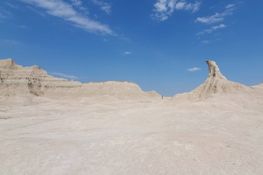 hiking castle trail. badlands national park hiking. where to start hiking castle trail. hiking castle trail from fossil exhibit trail. possible to hike to medicine root loop trail. south dakota travel blog