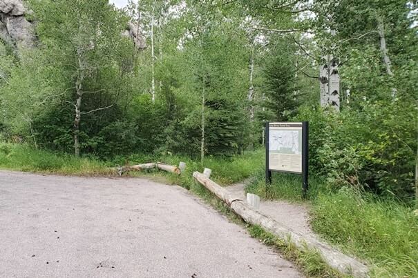 How to start hiking from the Little Devils Tower Trailhead parking lot. south dakota travel blog