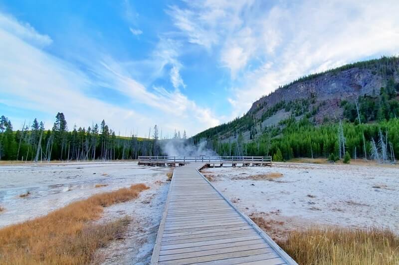 Black Sand Basin trail. yellowstone wyoming travel blog