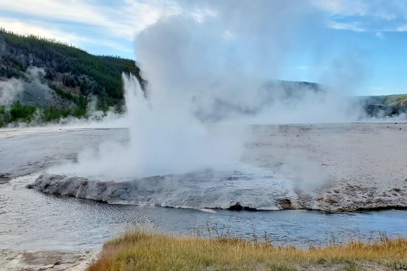 black sand basin geyser eruption. creek geyser in yellowstone. similar to yellowstone river geyser. Is the Black Sand Basin worth it? where to see creek geyser in yellowstone national park. wyoming travel blog