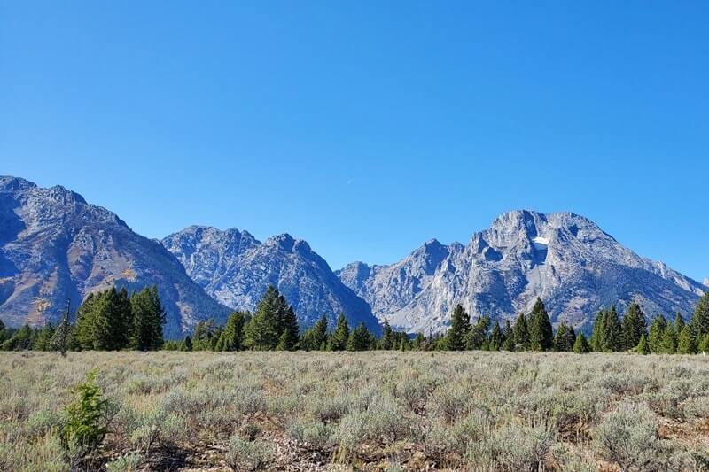 Stops to make while driving the Grand Teton scenic loop drive: mountain view turnout. wyoming travel blog