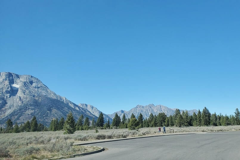 Stops to make while driving the Grand Teton scenic loop drive: mountain view turnout parking. wyoming travel blog