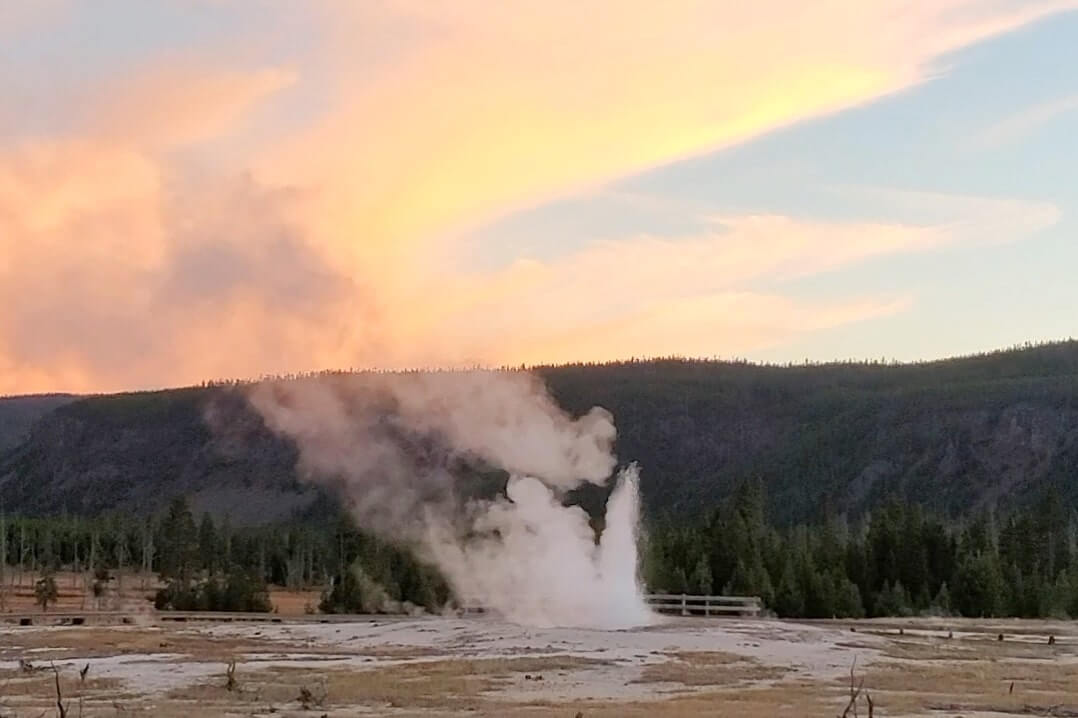 jewel geyser eruption, biscuit basin trail loop. yellowstone steam. wyoming travel blog