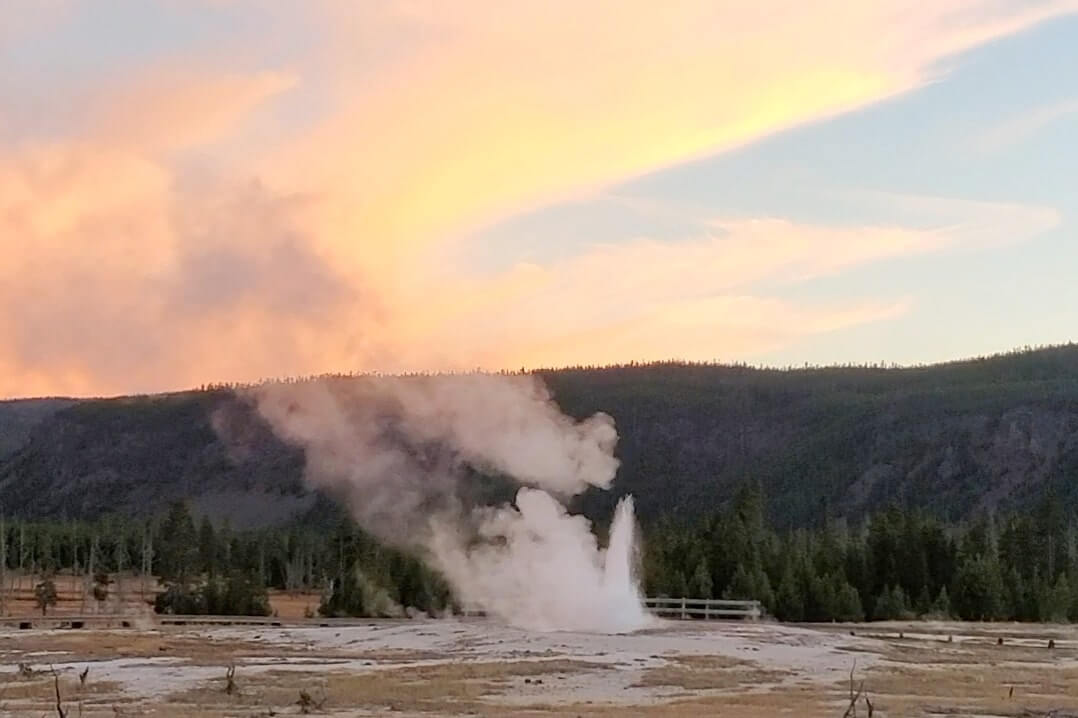 jewel geyser erupting: watching the jewel geyser erupt. biscuit basin geyser eruption. yellowstone wyoming travel blog