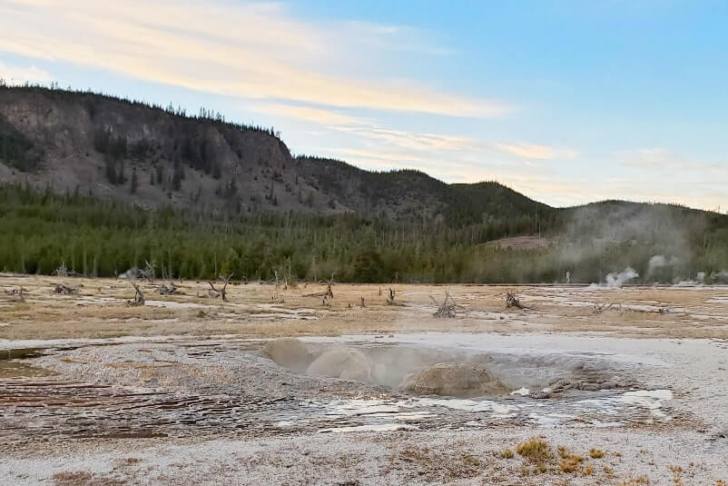 non erupting jewel geyser. yellowstone wyoming travel blog