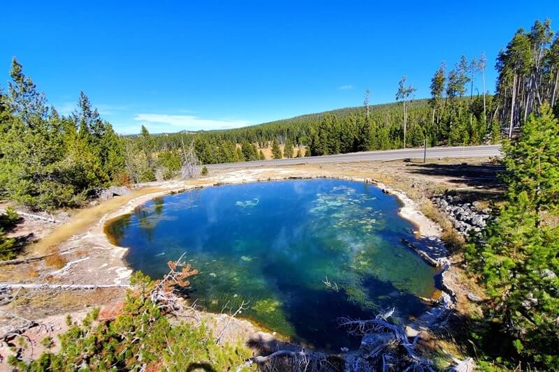 fountain pots trail to leather pool. yellowstone wyoming travel blog