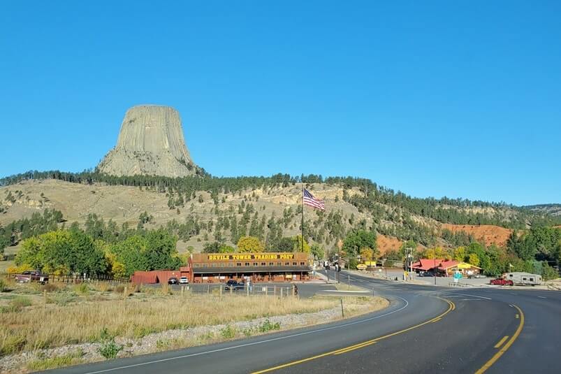 Stops to make when driving from Mount Rushmore to Devils Tower: driving to devils tower. south dakota to wyoming