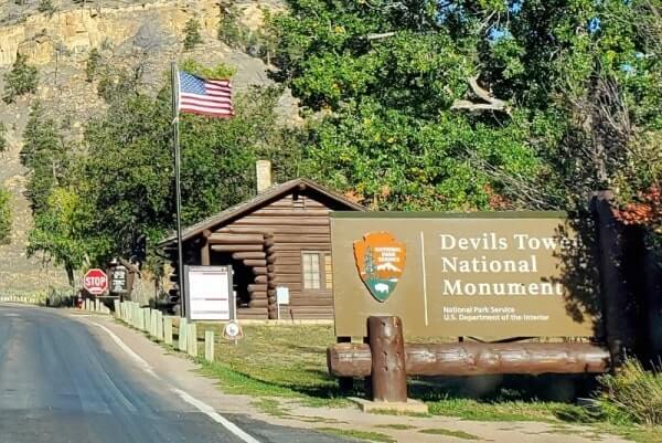 Stops to make when driving from Mount Rushmore to Devils Tower: driving to devils tower. south dakota to wyoming