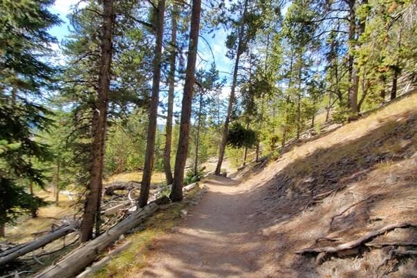 Hiking to Solitary Geyser: observation point trail to solitary geyser. yellowstone geyser hiking. wyoming travel blog